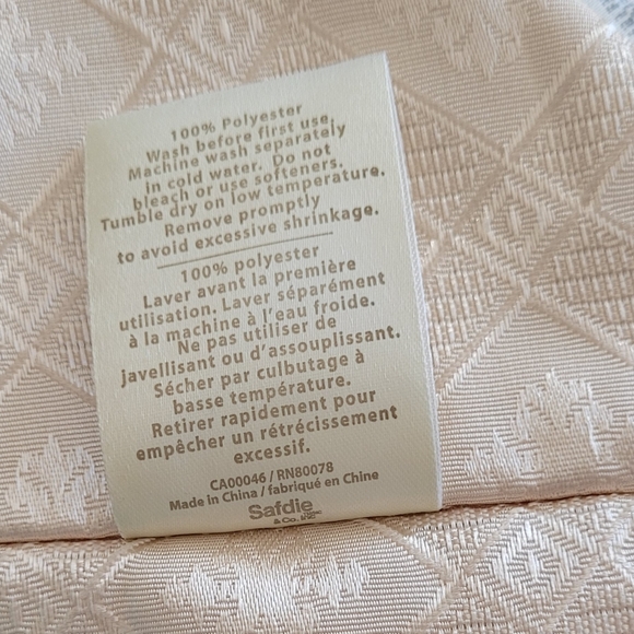 ๐ Beige Tablecloth Runner - Picture 4 of 5